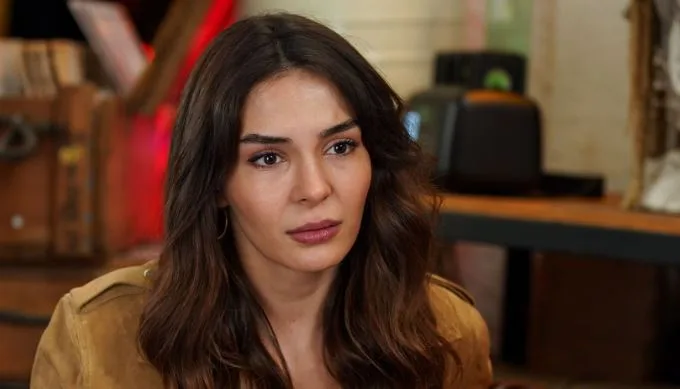 ¡Regresando a la pantalla con Yüz Yıllık Mucize, Ebru Şahin comenzó a vencer a sus rivales uno por uno!
