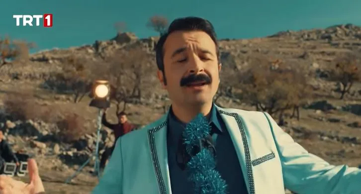 Que suerte tiene Eser Eyüboğlu, con el personaje de Selami Ferses, ¡millones quedaron asombrados con su voz!