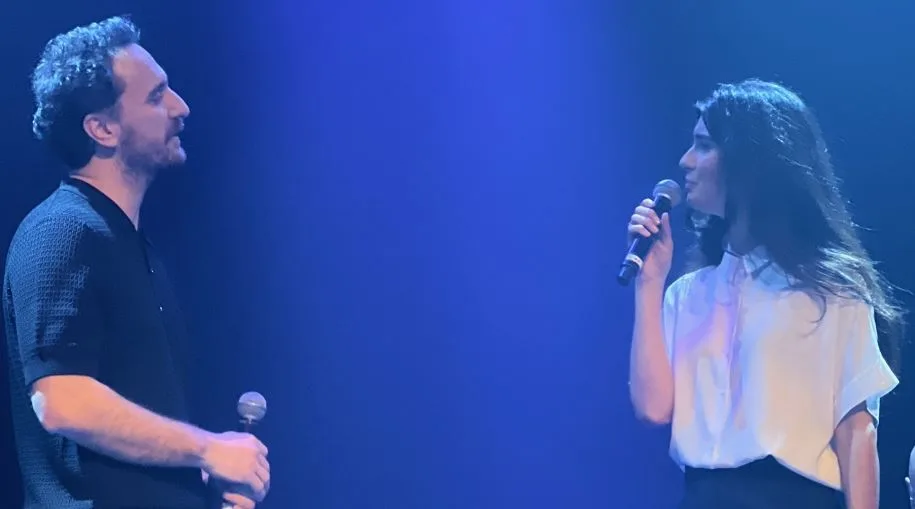 ¡Tuba Büyüküstün y Fırat Çelik tocaron a dúo juntas en la noche de ayuda en Francia para las víctimas del terremoto!