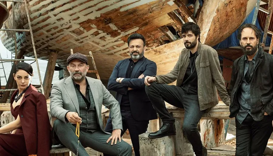¡Mira el elenco! Timuçin Esen y Sezin Akbaşoğulları por un lado, Şevket Çoruh y Serhat Kılıç por el otro.