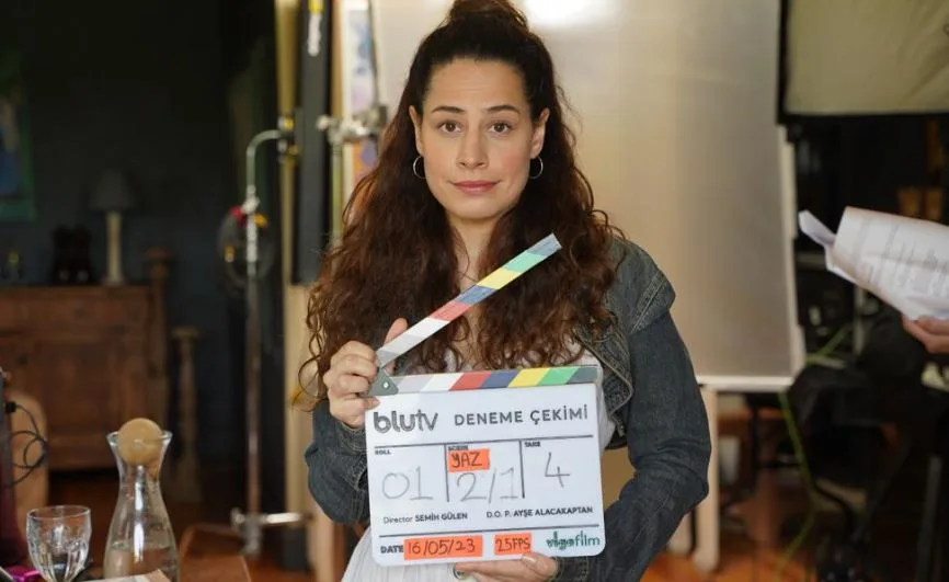 ¡Aslı İnandık regresó a los platós con una nueva serie de televisión llamada Deneme Çekimi!