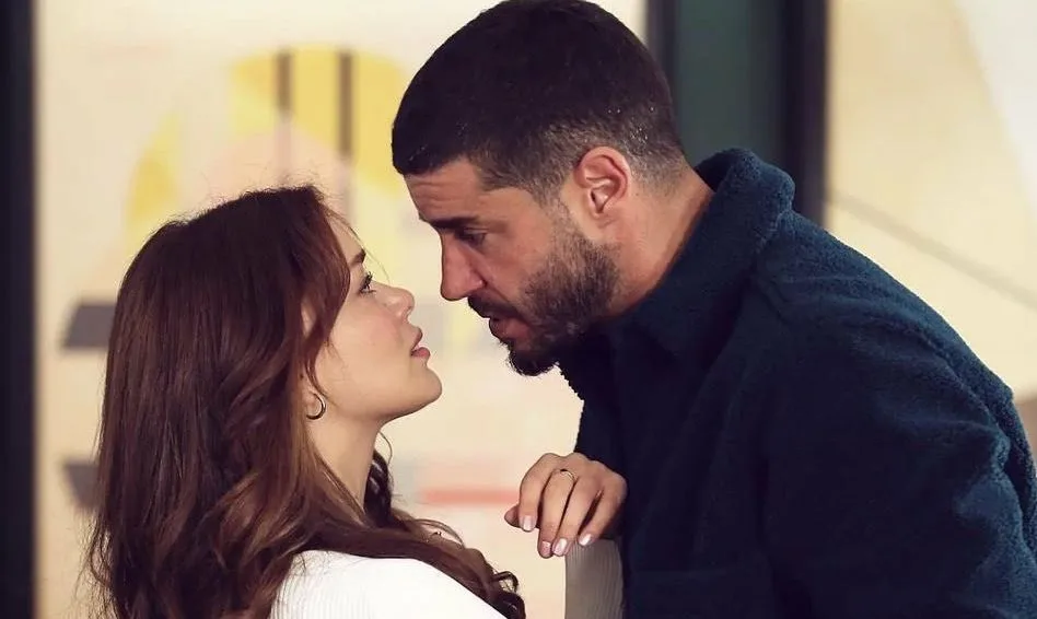 ¡El éxito de Berk Oktay y Seray Kaya allanó el camino para la serie de televisión Bir Küçük Gün Işığı!