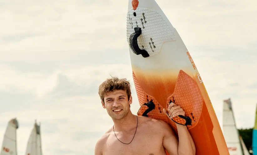 Caner Topçu tomó clases de surf para la serie de televisión Dönence
