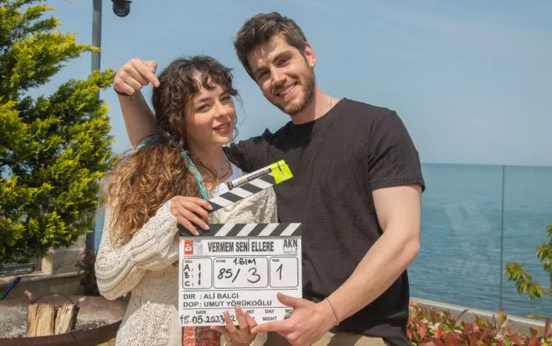 ¡Emre Bey y Buse Meral están guiñando un ojo a ser la pareja favorita de la serie de televisión de la temporada de verano!