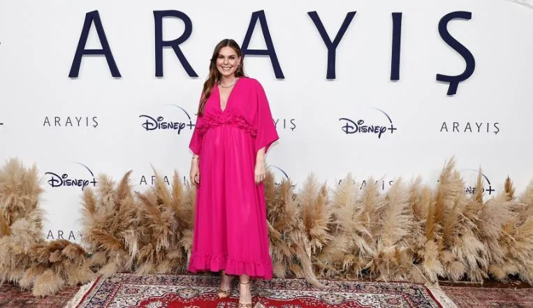 ¡Los fanáticos de Aslı Enver, que está embarazada, estaban entusiasmados con la serie Arayış!