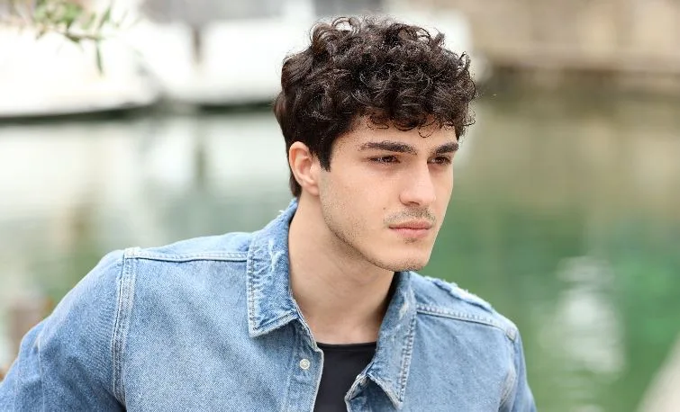 ¡Enes Koçak ha comenzado un período importante en su carrera con la nueva serie TRT1!
