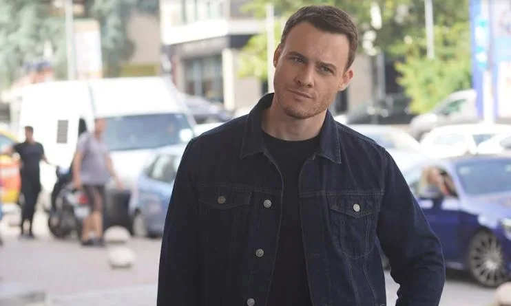 ¡Kerem Bürsin aparecerá ante la audiencia con un personaje divertido!