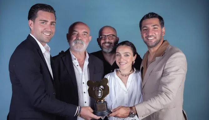 ¡La serie Magarsus protagonizada por Berkay Ateş, Çağlar Ertuğrul y Merve Dizdar ganó un premio antes de que comenzara!