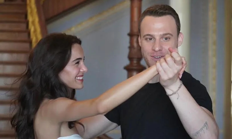 ¡Hafsanur Sancaktutan y Kerem Bürsin se divierten y obtienen nuevas experiencias en el plató de la serie de televisión!