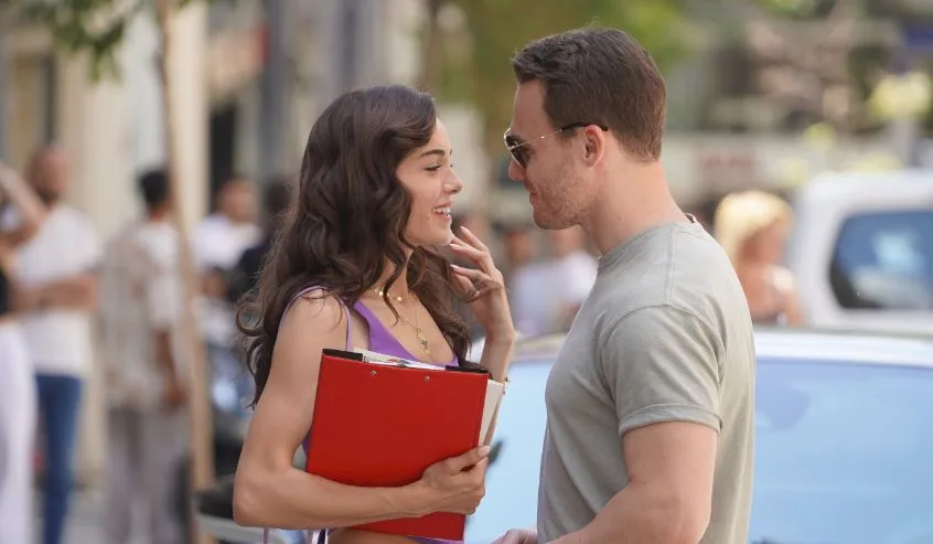 ¡Kerem Bürsin y Hafsanur Sancaktutan van paso a paso para convertirse en la pareja dramática del año!