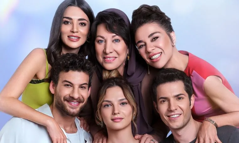 ¡Buen detalle en el poster de la serie Yaz Şarkısı!