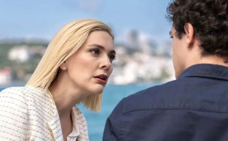 ¡Bergüzar Korel regresó a los sets con una imagen completamente nueva y un escenario de bomba!