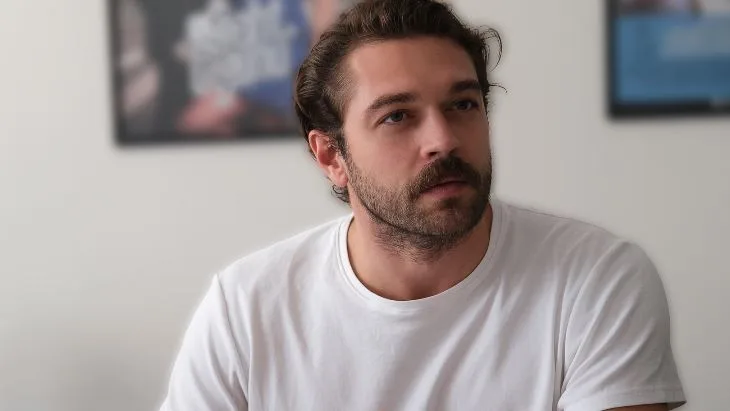 ¡Furkan Andıç viene a impresionar a sus fans con otra serie dramática!
