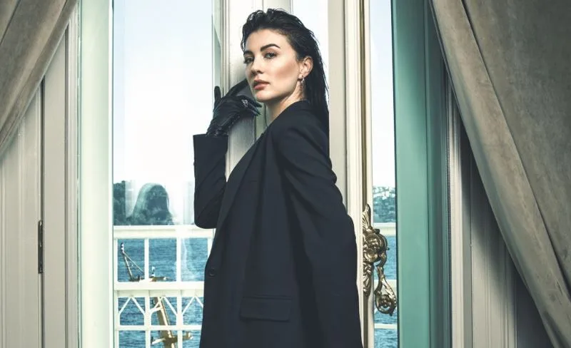 ¡Burcu Özberk está emocionado por el nuevo acuerdo!
