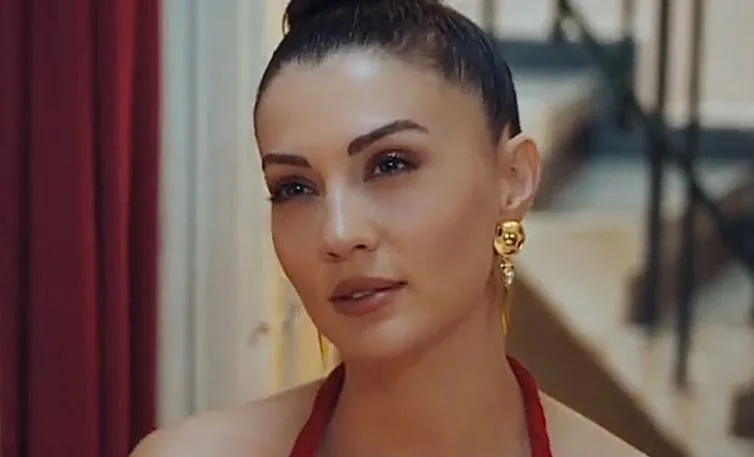 ¡Apoyo moral a Burcu Özberk por parte de sus fans en el plató de la serie de televisión!
