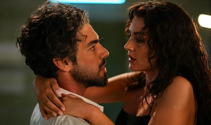 Burcu Özberk y Şükrü Özyıldız no pudieron evitarlo, ¡la serie Ruhun Duymaz fue decepcionante!