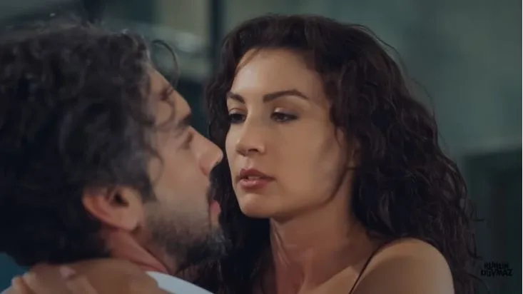 La energía de Burcu Özberk y Şükrü Özyıldız en Ruhun Duymaz es buena, ¡pero hay un problema importante!