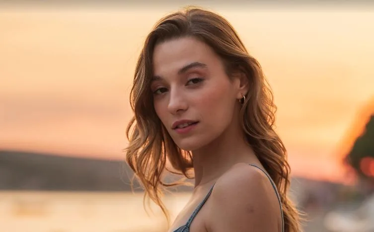 ¡Sümeyye Aydoğan ha adoptado el personaje de Gece en la serie de televisión Dönence!