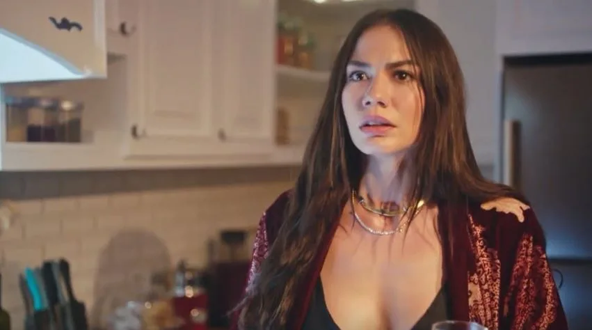 ¡El gran cambio de Demet Özdemir en la serie de televisión Adım Farah sorprenderá a todos!