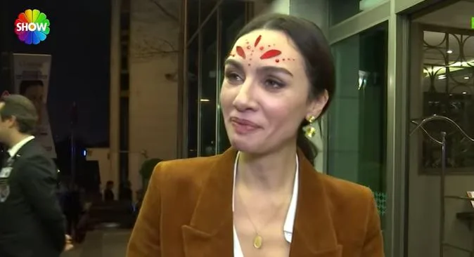 ¡Birce Akalay aumentará aún más el poder de sus mensajes sociales con su nueva serie!