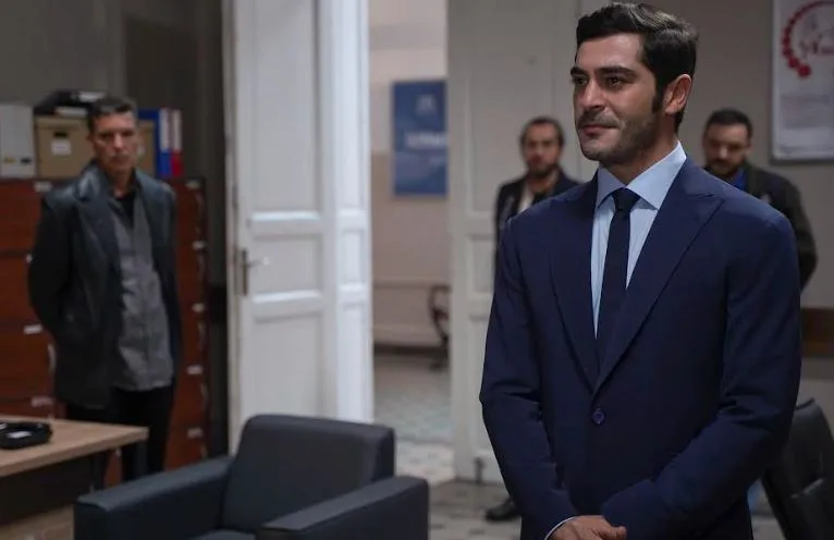 ¡Burak Deniz se perdió en el papel de presentador de noticias!