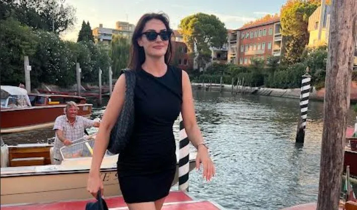 ¡Esra Bilgiç también se mostró en Venecia!