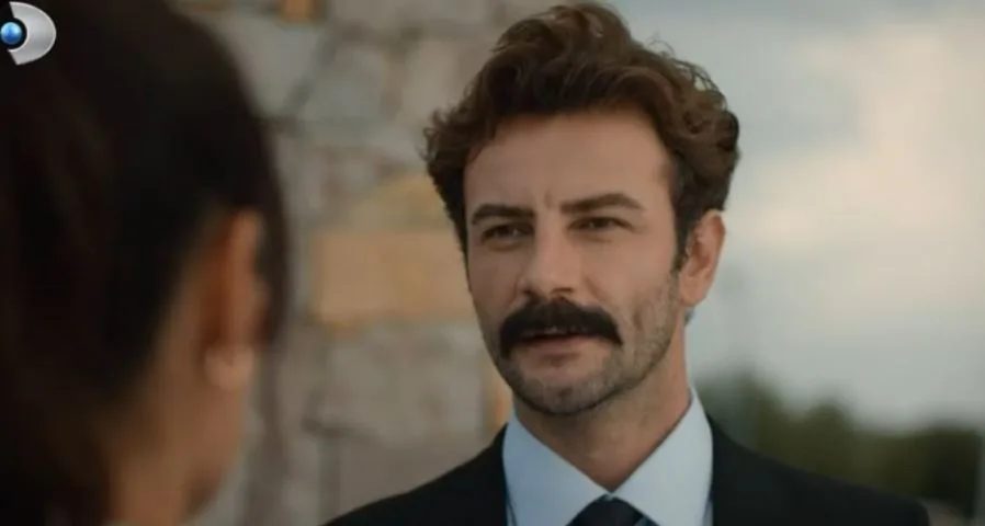 ¡Gökberk Demirci adoptó mucho el personaje de Kartal que interpretó en la serie de televisión Üç Kız Kardeş!