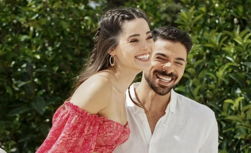 ¡Halit Özgür Sarı y Simay Barlas se convirtieron en una armoniosa pareja de series de televisión!