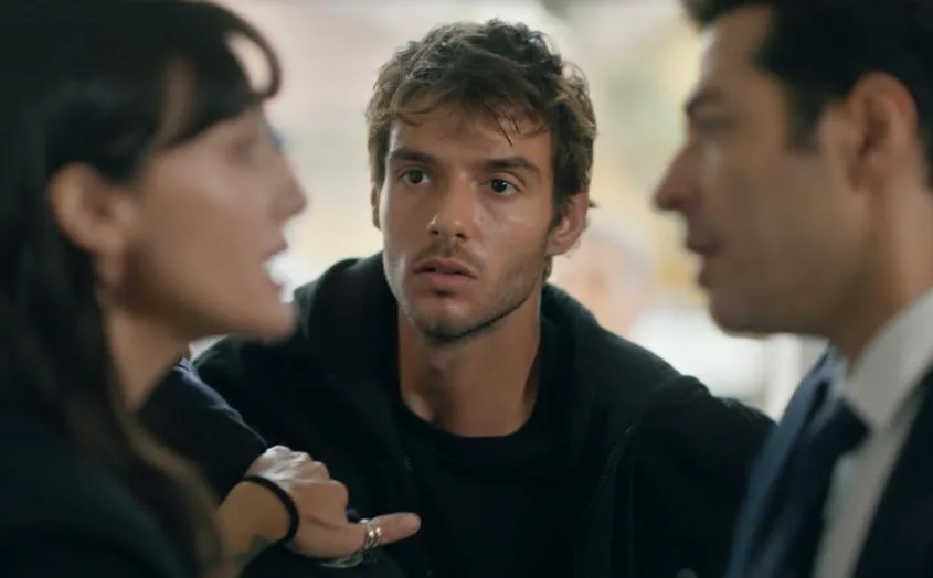 Birce Akalay y Mert Fırat protagonizan escenas que parecen lecciones en la serie de televisión Bir Derdim Var