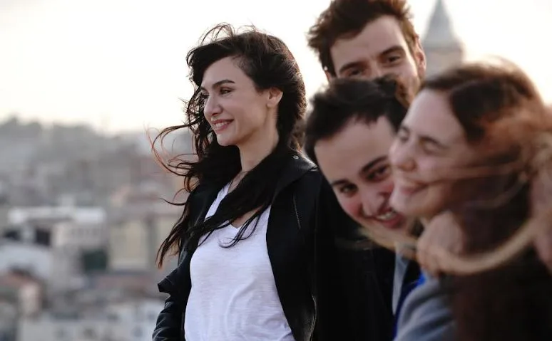 ¡Hay un hecho sobre el set que hace muy felices a Birce Akalay y Mert Fırat!
