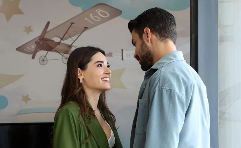¡El dúo Halit Özgür Sarı y Simay Barlas se convirtió en una de las mejores parejas de series de televisión de la nueva temporada!