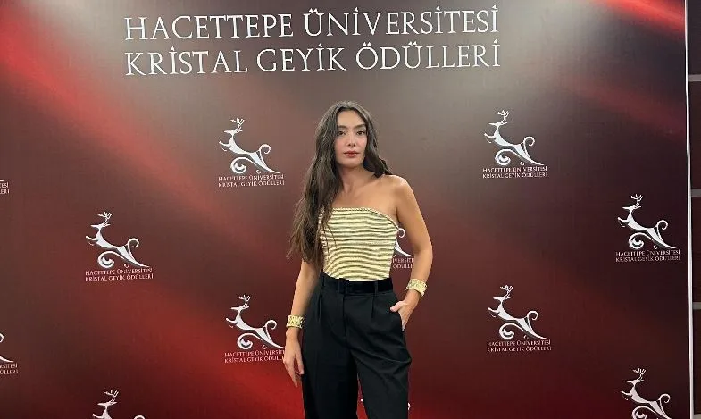 ¡Premio de universitarios a Neslihan Atagül!