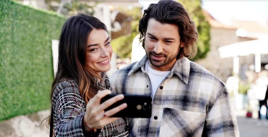 ¡Alp Navruz y Ayça Ayşin Turan se convirtieron en un motivo de orgullo en el extranjero!