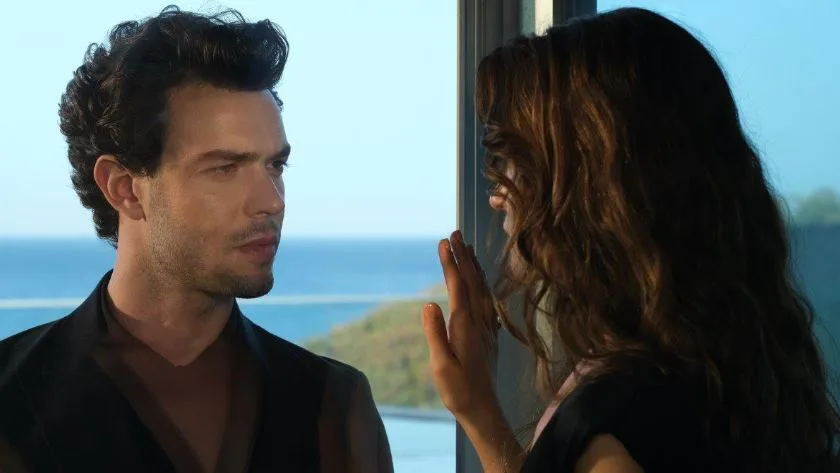 ¡Aytaç Şaşmaz, que brilla con su estilo lírico, pronto volverá a sorprender a sus fans con la serie de televisión Altın Kafes!