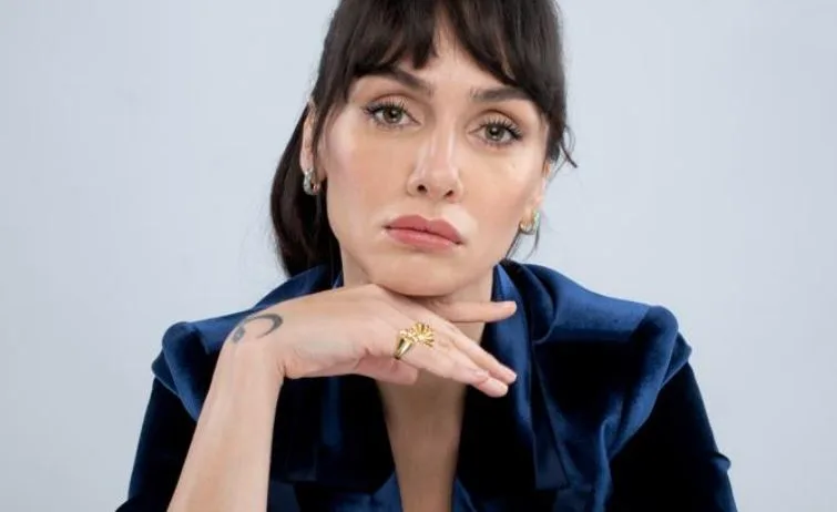 ¡Birce Akalay, que regresó a la televisión después de 4 años, está viviendo una experiencia muy diferente en su nuevo papel!