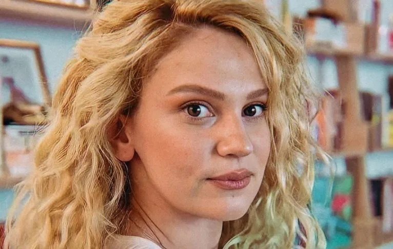 ¡Farah Zeynep Abdullah habló en contra de quienes vieron la escena del beso como valentía!