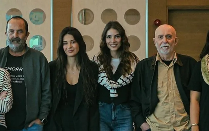 ¡Las fans de las series de televisión estarán muy orgullosas de Deniz Baysal y Devrim Özkan!