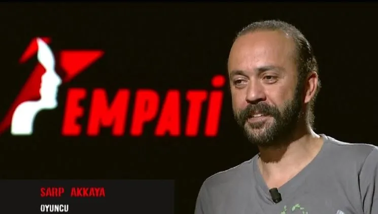 ¡Una confesión infantil muy difícil vino de Sarp Akkaya!