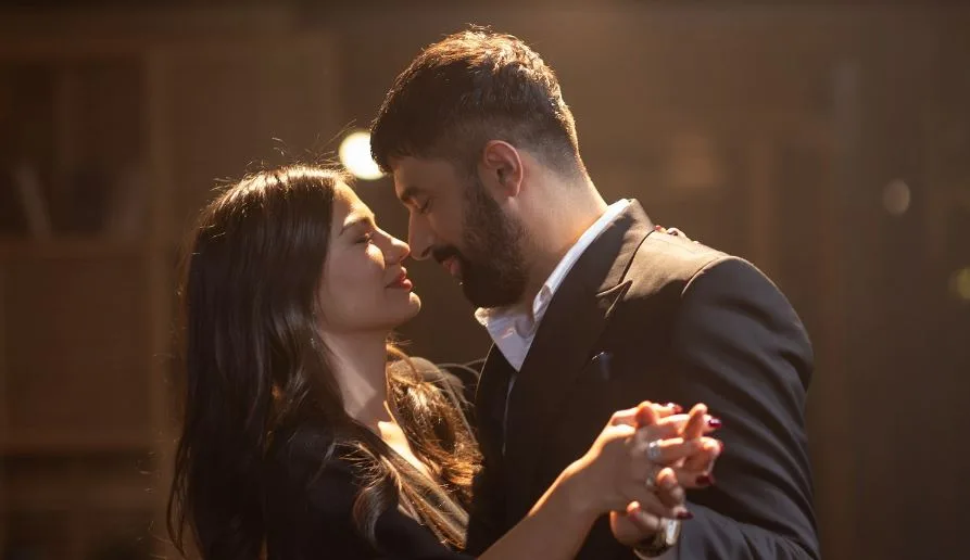 Aunque no apoyó los ratings, ¡la serie Adım Farah de Demet Özdemir y Engin Akyürek tuvo éxito!
