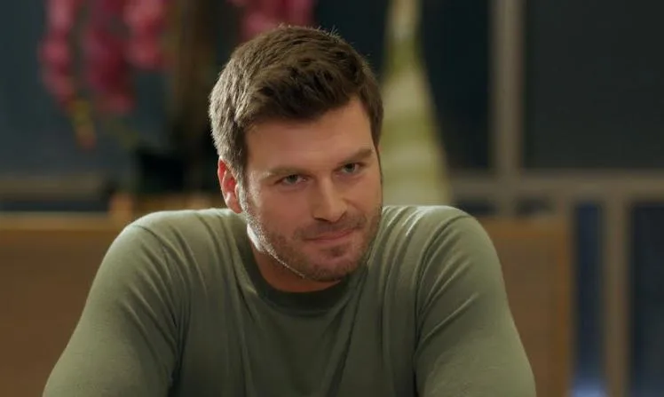 Kıvanç Tatlıtuğ cantó una canción popular en la serie de televisión Aile, ¡todos estaban alegres!