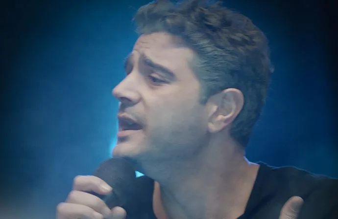 ¡Burak Sevinç impresionó tanto con su actuación como con su voz!