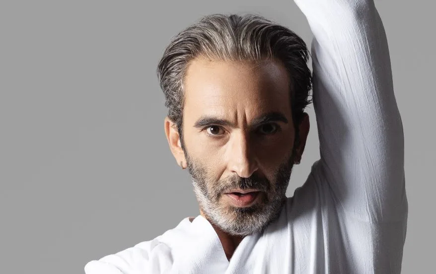Fırat Tanış exhibe su talento en los campos de las series de televisión, el cine y el teatro