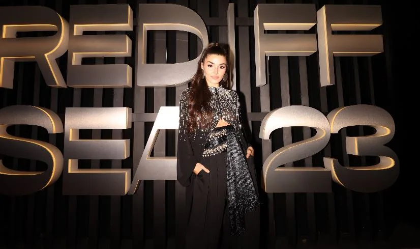 ¡Hande Erçel llamó la atención con su estilo de vestir en el festival internacional al que asistió!