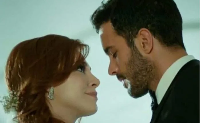 ¿No es interesante que los nombres de Elçin Sangu y Barış Arduç todavía se difundan por Kiralık Aşk?