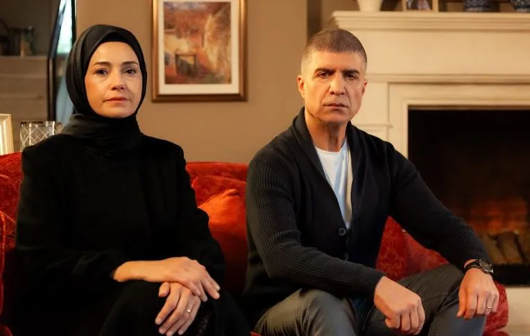 La serie de Kızıl Goncalar superó las expectativas, ¡el regreso de Özgü Namal fue impresionante!