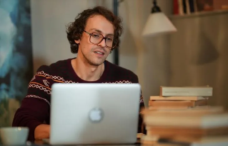 ¡Metin Akdülger sorprenderá a todos con su papel en la serie de televisión Sandık Kokusu!