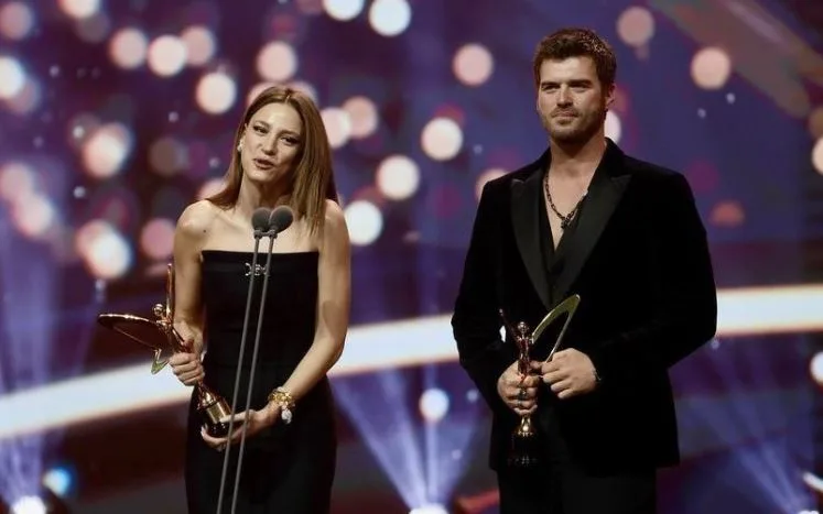 La energía de Kıvanç Tatlıtuğ y Serenay Sarıkaya ganó premios, ¡pero los ratings siguen siendo un signo de interrogación!