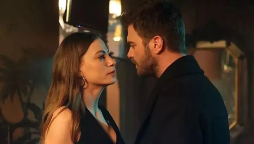 ¡Serenay Sarıkaya disfruta de la comodidad de Kıvanç Tatlıtuğ en el set de la serie de televisión Aile!