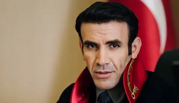 ¡Mehmet Yılmaz Ak, quien se ganó corazones como el fiscal Pars en la serie de televisión Yargı, sorprenderá a todos con su nuevo papel!