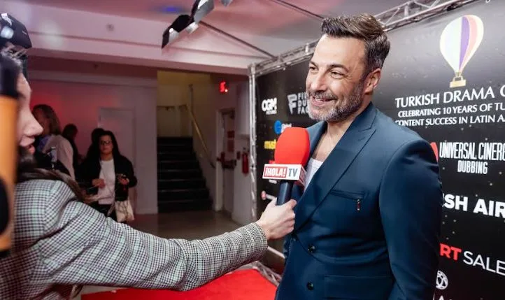 ¡Barış Kılıç recibió simpatía en la noche en la que se recompensó el éxito de la serie de televisión turca!